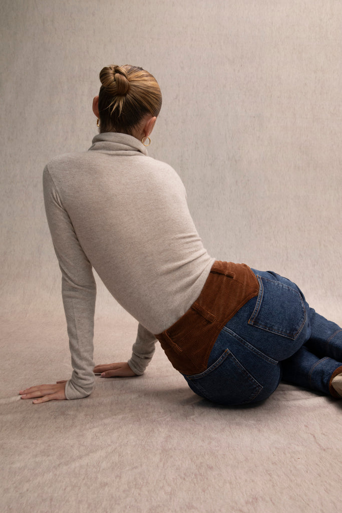 Medium Indigo Torrey Jean Featuring combination fabrics and crafted from premium Japanese denim, these novelty pants elevate the classic wide-leg silhouette with unexpected details.-Premium Japanese denim -Signature corset style waistband in contrasting corduroy fabric -Wide leg-Flannel-lined at waist -Corduroy faced cuffs at bottom hem -Pockets at front and back-Gold knot button closure -Zip-fly ♻️ Environmentally conscious: Made with up-cycled Japanese denim that is produced with reduced CO2 emissions and water-conserving processes. We recommend ordering your usual size.Styled with the Torrey Jacket & Olivia Turtleneck 