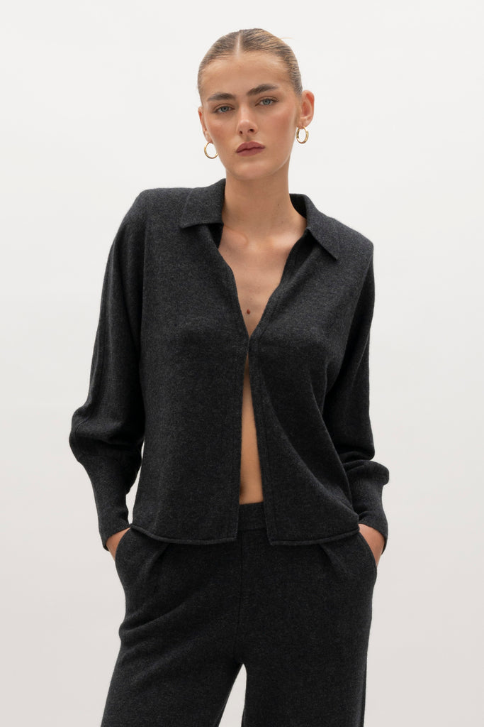Charcoal Nico Shirt A seamless blend of soft comfort, style, and conscious sourcing, creating an essential you'll reach for again and again. -Collared open cardigan-Single hook and eye closure-Rib knit collar-Tailored ribbed cuffs-Dolman sleeves-Hip length-Rolled bottom hem-Self covered removable shoulder pads🐑 Made with Good Cashmere Standard® wool to support the welfare of cashmere goats We recommend ordering your usual size.Styled with the Beverly Trouser