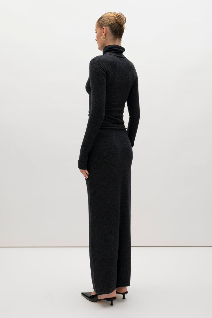 Charcoal Ava Skirt Delicately soft and consciously crafted, the perfect foundation for creating effortless looks.-Classic maxi skirt silhouette-Full length-Slit at center back-Elastic waistband 🐑 Made with Good Cashmere Standard® wool to support the welfare of cashmere goatsWe recommend ordering your usual size.Styled with the Olivia Turtleneck