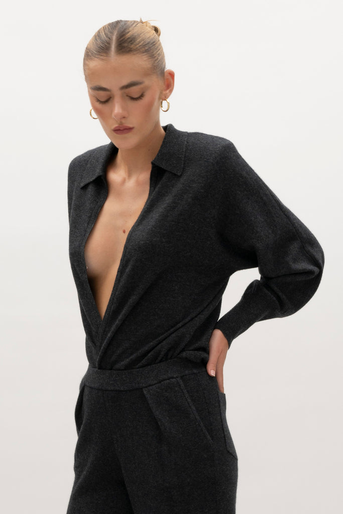 Charcoal Nico Shirt A seamless blend of soft comfort, style, and conscious sourcing, creating an essential you'll reach for again and again. -Collared open cardigan-Single hook and eye closure-Rib knit collar-Tailored ribbed cuffs-Dolman sleeves-Hip length-Rolled bottom hem-Self covered removable shoulder pads🐑 Made with Good Cashmere Standard® wool to support the welfare of cashmere goats We recommend ordering your usual size.Styled with the Beverly Trouser