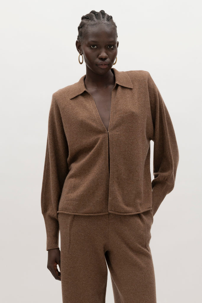 Brown Nico Shirt A seamless blend of comfort, style, and conscious sourcing, creating a modern essential you'll reach for again and again. -Collared open cardigan-Single hook and eye closure-Rib knit collar-Tailored ribbed cuffs-Dolman sleeves-Hip length-Rolled bottom hem-Self covered removable shoulder pads🐑 Made with Good Cashmere Standard® wool to support the welfare of cashmere goats We recommend ordering your usual size.Styled with the Beverly Trouser