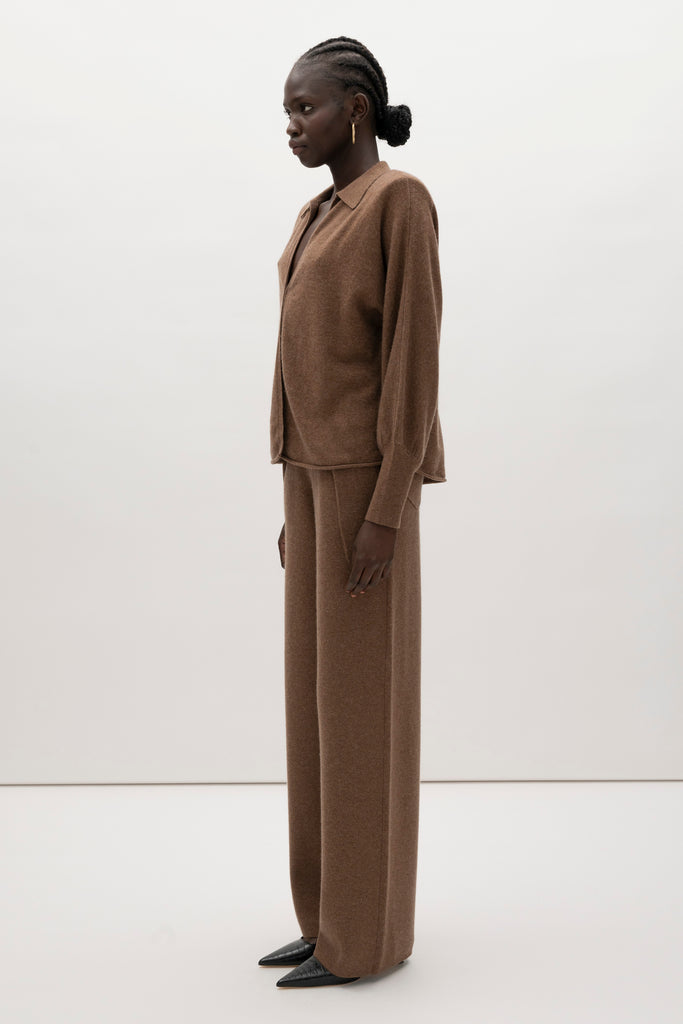 Brown Nico Shirt A seamless blend of comfort, style, and conscious sourcing, creating a modern essential you'll reach for again and again. -Collared open cardigan-Single hook and eye closure-Rib knit collar-Tailored ribbed cuffs-Dolman sleeves-Hip length-Rolled bottom hem-Self covered removable shoulder pads🐑 Made with Good Cashmere Standard® wool to support the welfare of cashmere goats We recommend ordering your usual size.Styled with the Beverly Trouser