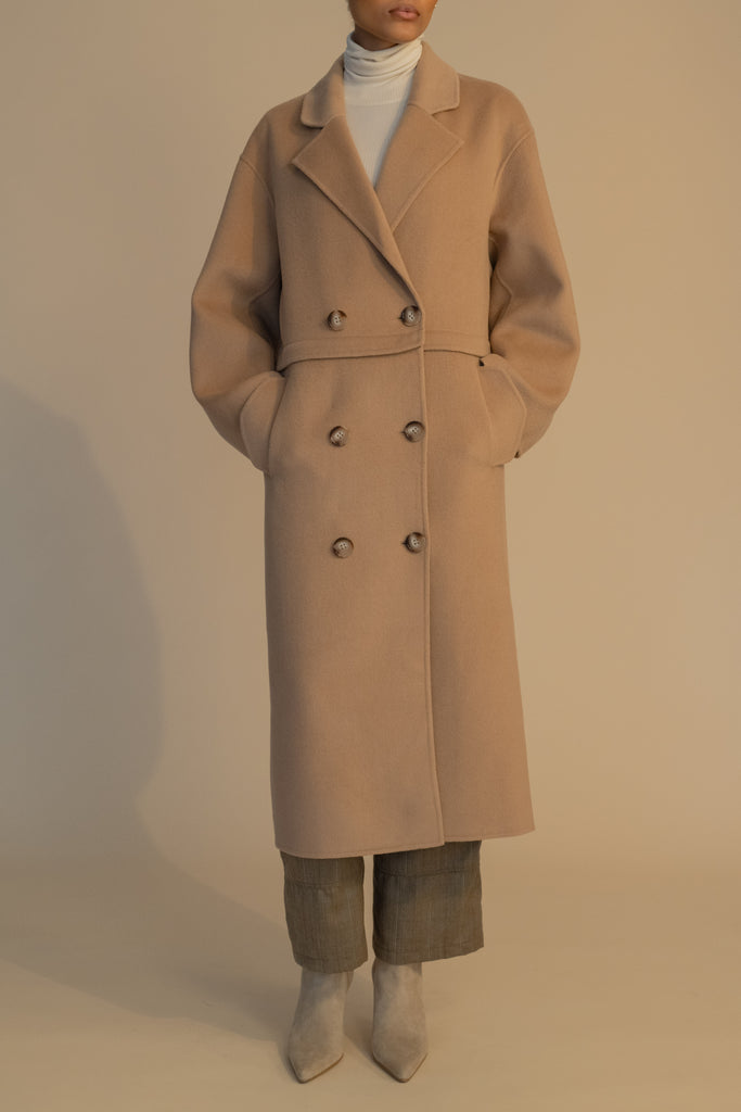 Camel EVELYN COAT This convertible coat features a low double breasted front with horn buttons and dropped shoulders. Purposefully designed oversized to allow for comfortable layering. Zipper above welt side pockets allows to double as a cropped jacket. 
