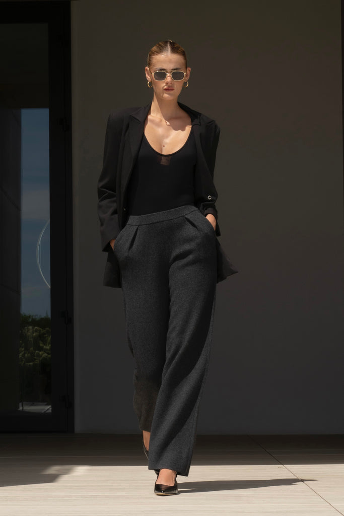  Rhodes Blazer This mid-length blazer features a detachable waist tie, allowing you to create a range of looks. The tailored single- breasted style features shoulder pads and front welt pockets. The Kat Trouser compliments the blazer perfectly. Styled with the Zoey Tank & Beverly TrouserPairs with The Kat Trouser