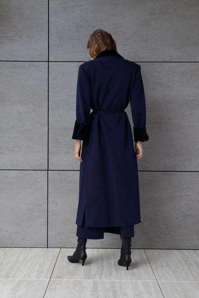 Navy Herringbone Meredith Coat This single breasted Italian wool coat is highlighted with contrasting velvet details at the collar and cuffs, providing multiple styling possibilities. It includes a 100% lambskin wrap belt and features double side vents for enhanced comfort. It is finished with RŌARI's signature gold knot buttons. Fully lined. Styled with The Meredith Trouser | The Meredith Skirt *Please reference our return & exchange policy for Sale & Archived items.