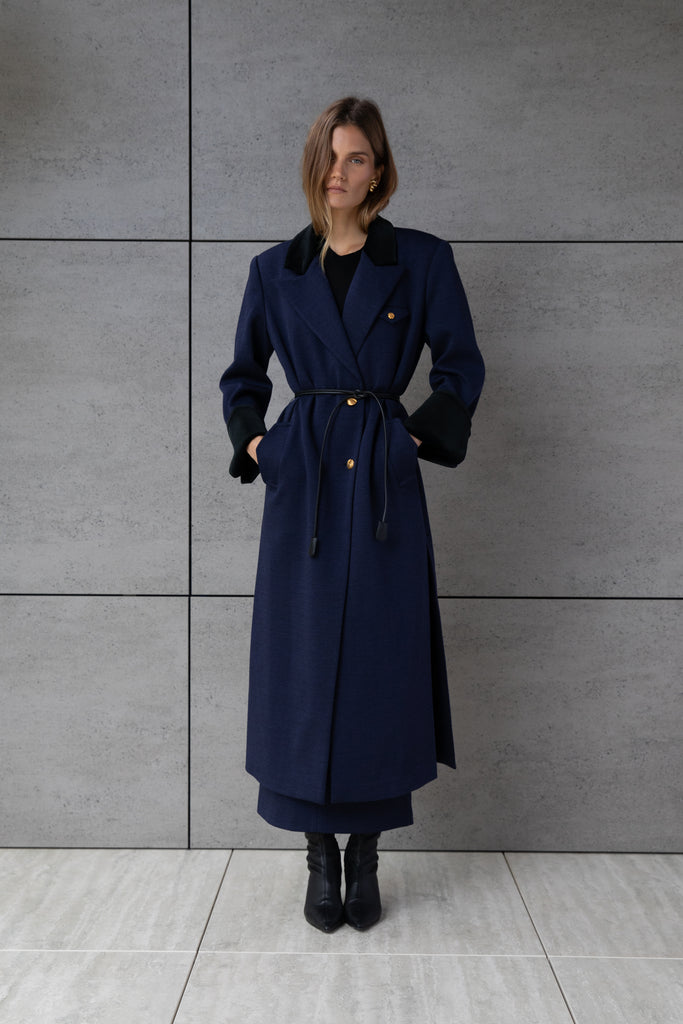 Navy Herringbone Meredith Coat This single breasted Italian wool coat is highlighted with contrasting velvet details at the collar and cuffs, providing multiple styling possibilities. It includes a 100% lambskin wrap belt and features double side vents for enhanced comfort. It is finished with RŌARI's signature gold knot buttons. Fully lined. Styled with The Meredith Trouser | The Meredith Skirt *Please reference our return & exchange policy for Sale & Archived items.