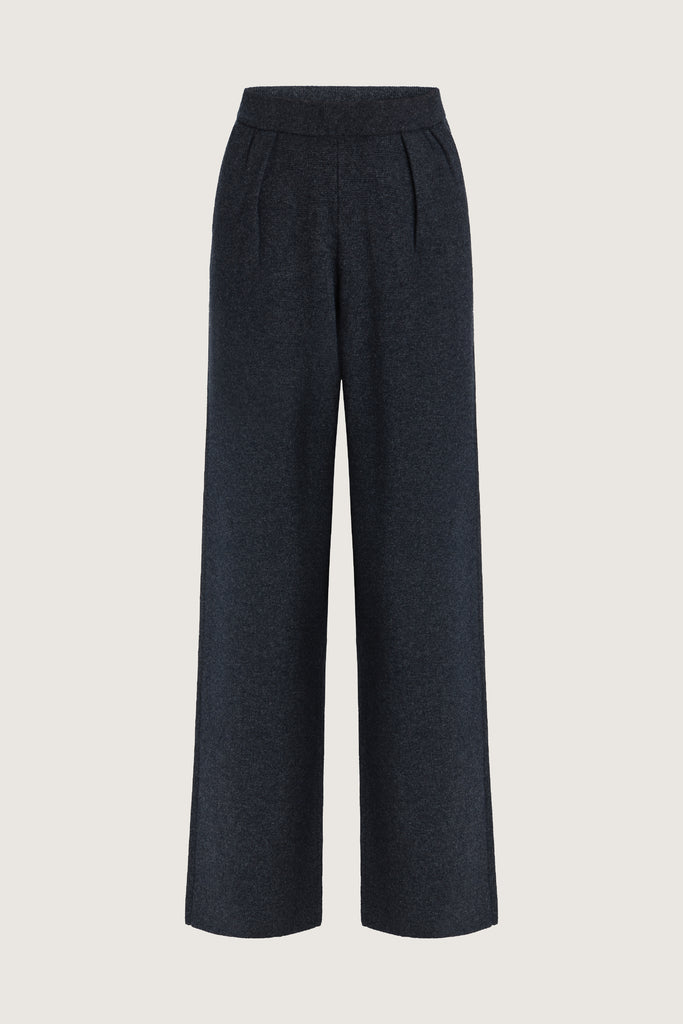 Charcoal Beverly Trouser Delicately soft and consciously crafted, a versatile piece designed for ultimate comfort.-Wide-leg silhouette for a relaxed fit-Elastic waistband-Center front pleats-Side pockets-Back patch pockets🐑 Made with Good Cashmere Standard® wool to support the welfare of cashmere goats We recommend ordering your usual size.Styled with the Nico Shirt